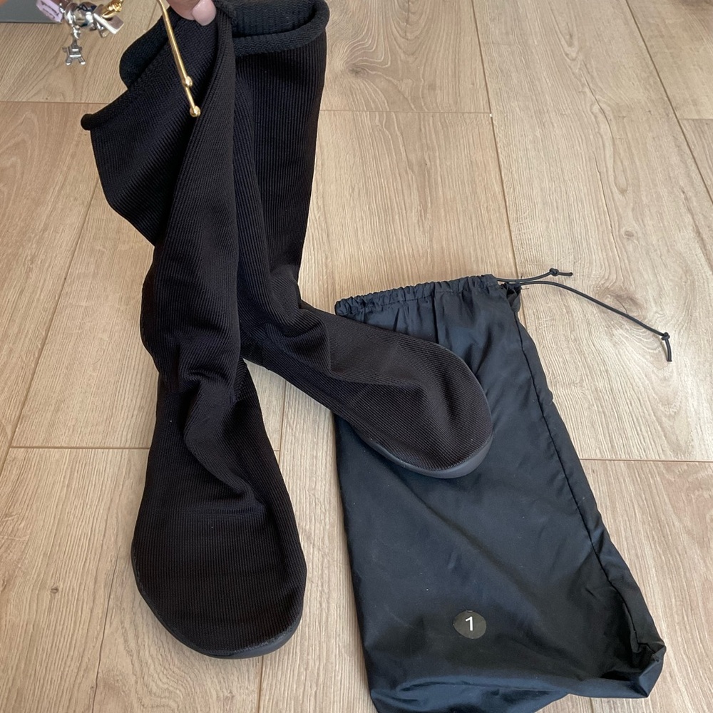 Yeezy Pods Men's Black Trainers Size 1